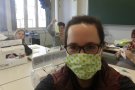 Frauen an Nähmaschine zeigen Mund-Nasen-Masken