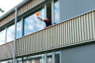Schüler läßt Luftballon mit verpacktem Ei aus Fenster fallen.