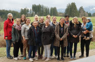 Gruppenbild der Studierenden, Lehrkräften und Besitzer des Ferienbauernhofes