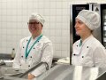 2 Personen in Küchenkleidung