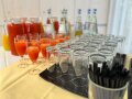Leere und mit Flüssigkeit gefüllte Sektgläser
