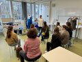 Personen sitzen in einem Raum