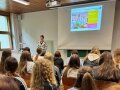 Studiernde spricht vor Schulklasse