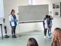 Person hält Bodenreinigungsgerät