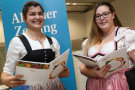 Zwei Schülerinnen halten Kochbuch