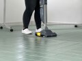Beine einer Person in einem Raum