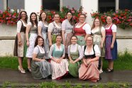 Personengruppe in Dirndln vor einem Gebäude