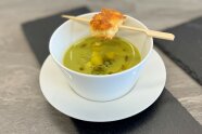 Erbsensuppe mit Knusper-Feta