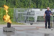 Klaus Grosch stellt mit dem Firetrainer einen Papierkorbbrand nach