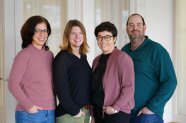 4 Personen stehen nebeneinander