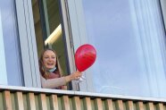 Frau mit Luftballon in der Hand