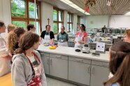 Studierende und Schülerinnen in der Küche