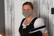 Frau mit Kleid