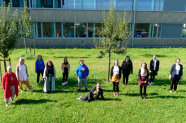 Schülerinnen in Freizeitkleidung und Businesskleidung vor der Schule.